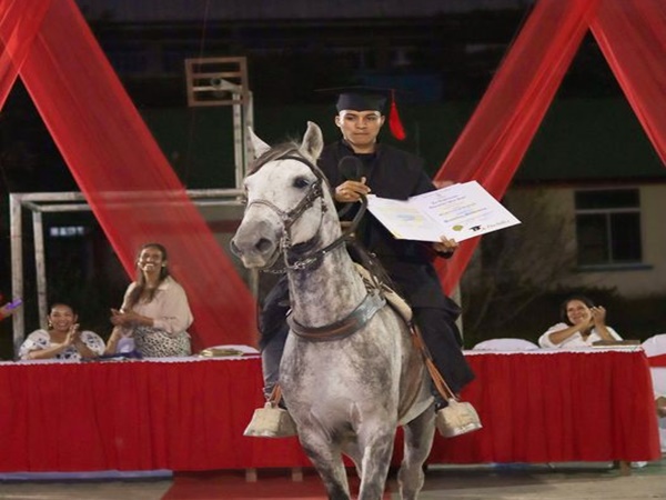 ¡Entrada épica! estudiante llegó a recibir el diploma de grado en su caballo