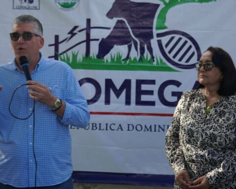 Eric Rivero reafirma compromiso leche del desayuno escolar sea de producción nacional