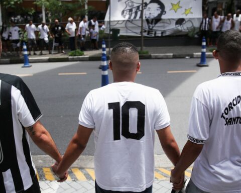 Fans go to hospital to show solidarity with Pelé