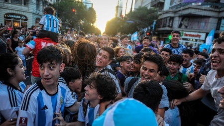 Flags of encouragement to the Selection from the Obelisk and several Buenos Aires corners