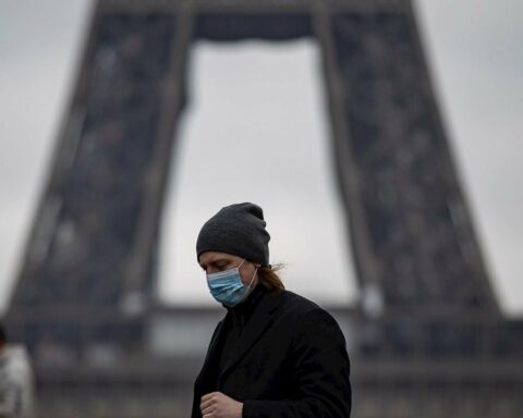 France does not rule out re-imposing a mask and asks to be vaccinated against covid