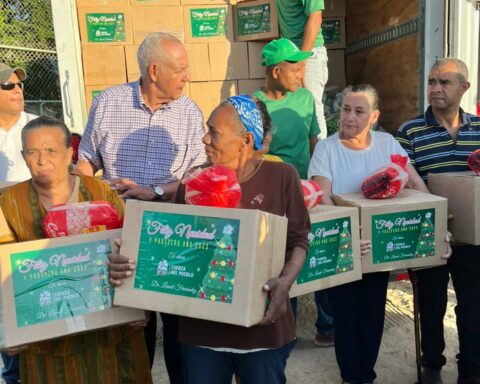 Fuerza del Pueblo inicia jornada solidaria con entrega de cajas navideñas