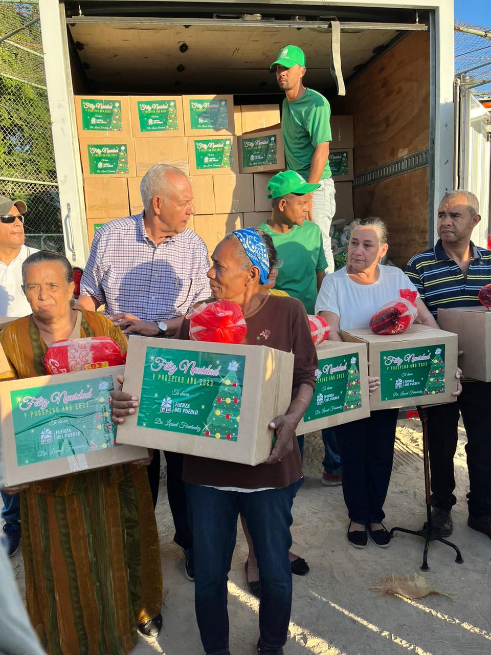 Fuerza del Pueblo inicia jornada solidaria con entrega de cajas navideñas