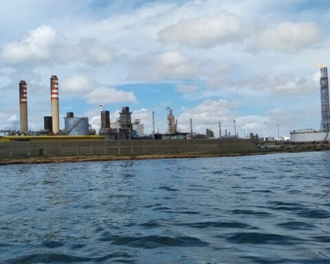 Gasoline production starts in Cardón while Amuay waits for two electrical equipment