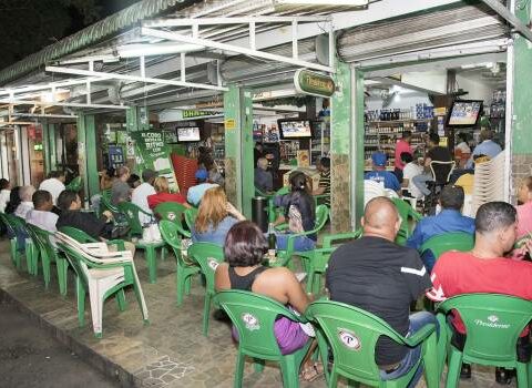 Government extends hours of sale of alcoholic beverages until January 8.