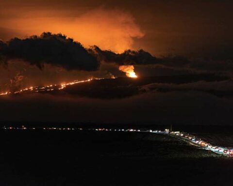 Hawaii mobilizes national guards for Mauna Loa eruption