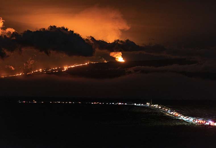 Hawaii mobilizes national guards for Mauna Loa eruption