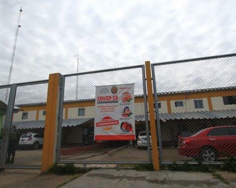 He goes to visit the Huancayo prison and is detained for having a requisition