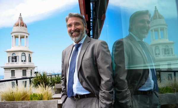 He was a stallholder, he made a career in the Santander group and now leads the largest private bank in Uruguay in its 40th anniversary