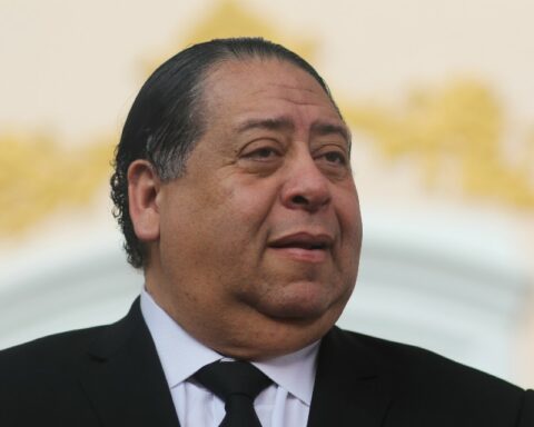 Hermann Escarrá shows constitutional amendment to put the communes