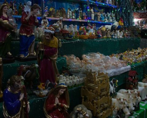 How much does it cost you to decorate your house for this Christmas?  Here we tell you