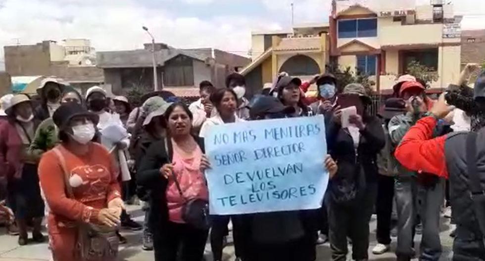 Huancayo: They protest demanding speed in the investigation for theft of equipment at school (VIDEO)