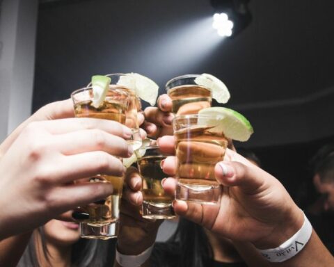 Hielo, el truco efectivo para quitar la resaca