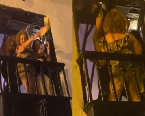 In Villa de Leyva they are looking for four tourists who put together a 'striptease' on a balcony in front of the Mayor's Office