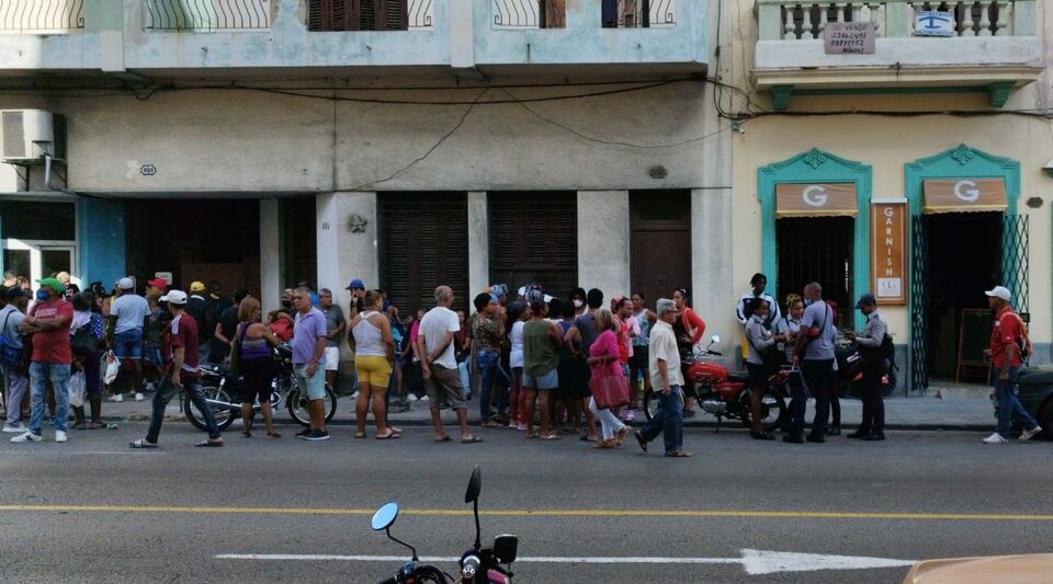 In a queue to buy pork in Cuba "600 people left ahead"