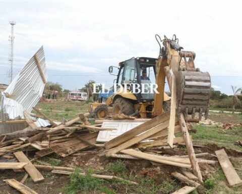 In subjugated properties, the Police apprehend 13 people, find explosives, machetes and destroy 200 precarious homes