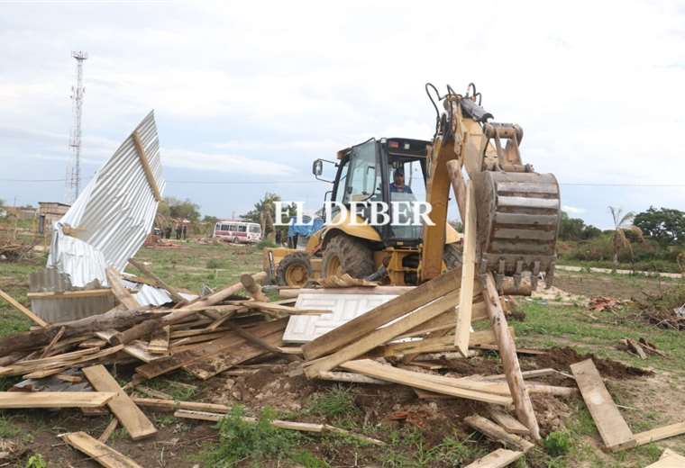 In subjugated properties, the Police apprehend 13 people, find explosives, machetes and destroy 200 precarious homes