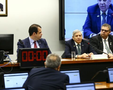 In the Chamber, GSI minister says that the country is experiencing “a strange situation”