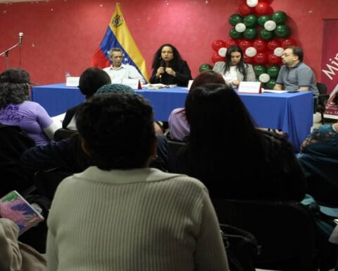 Inamujer holds a meeting with labor union movements and community defenders