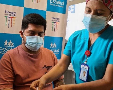 It will incorporate Essalud's CAS personnel into the labor regime 728