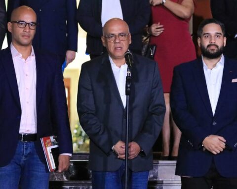 Jorge Rodríguez: In a democracy, political adversaries meet