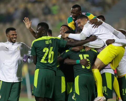 LIVE: Senegal seeks to hit the bump against powerful England