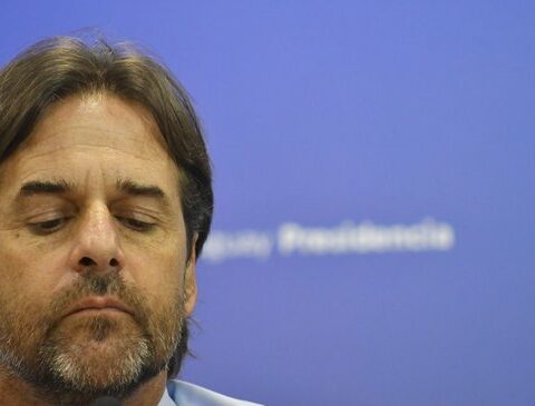 Lacalle's performance: 39% approve, 38% disapprove and 22% have an intermediate vision