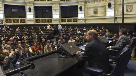 Legislature: the ruling party suspended the last session after a request for impeachment