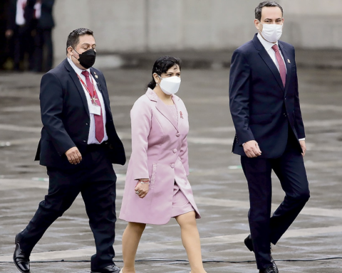 Lilia Paredes and her children would travel to Mexico this Wednesday after receiving safe-conduct