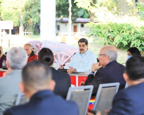 Maduro: We must fight the criminal dollar and close 2022 with stability