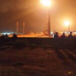 Ejecutan maniobras para extinción de incendio en laguna de residuos de la Refinería Cardón en Falcón