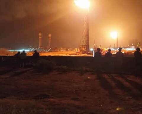 Ejecutan maniobras para extinción de incendio en laguna de residuos de la Refinería Cardón en Falcón