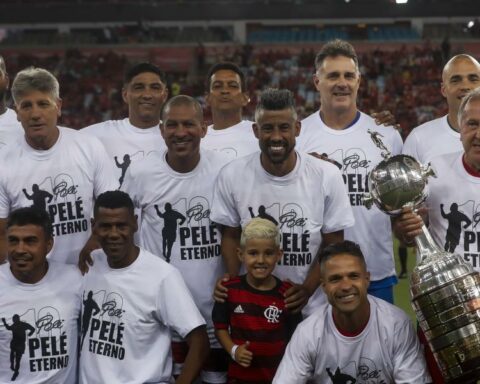 Maracana prays for Pelé