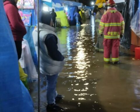 Marketers suffer from sewage flooding at the Huancavelica Christmas Fair