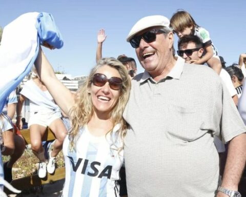 Mayor Antía celebrated with Argentine fans the World Cup victory in Punta del Este