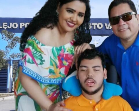 Miguel Mora hugs his son Miguelito and his mother again in "El Nuevo Chipote"