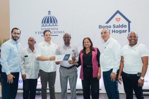 Ministro Bonilla entrega “Bono Saldo Mi Hogar” en Invivienda