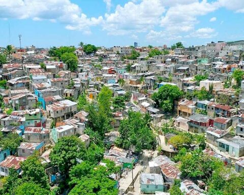 Minerd respalda hospitales móviles en la Zurza por casos de cólera