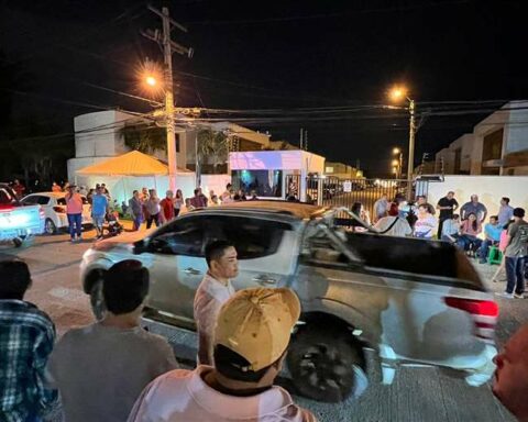Neighbors and sectors set up a vigil on the outskirts of Camacho's home due to the alleged rumor of his arrest to take him to La Paz