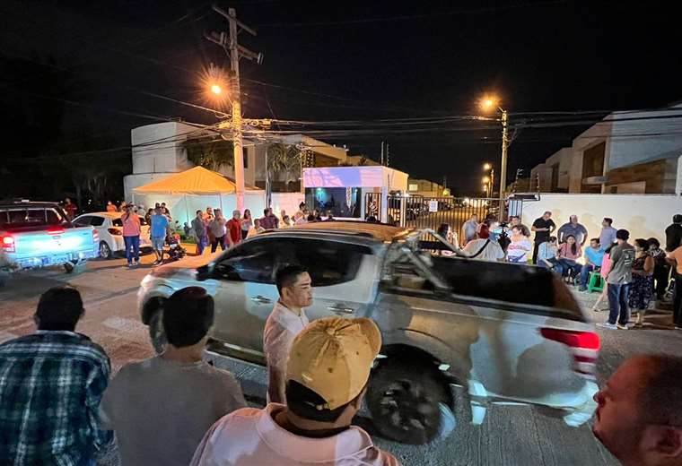 Neighbors and sectors set up a vigil on the outskirts of Camacho's home due to the alleged rumor of his arrest to take him to La Paz