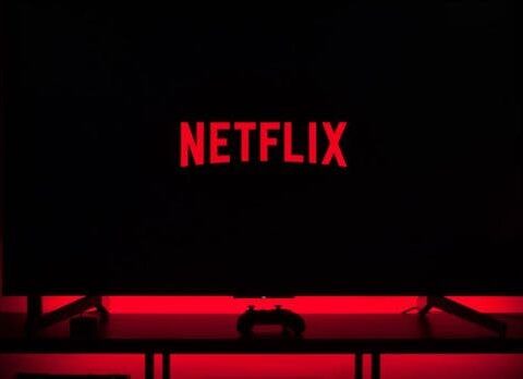 Acciones de Netflix caen más de un 9 % tras fracaso de fórmula de publicidad