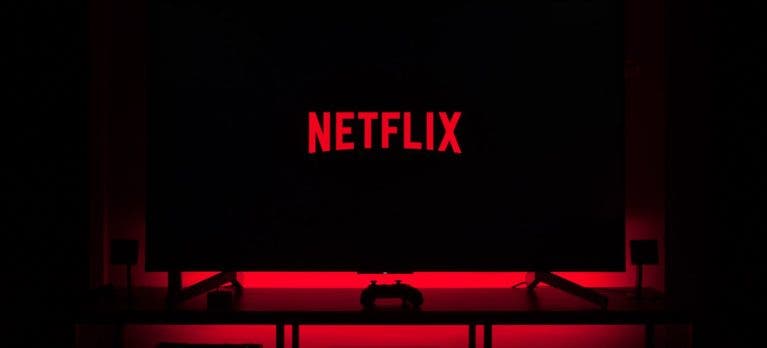 Acciones de Netflix caen más de un 9 % tras fracaso de fórmula de publicidad