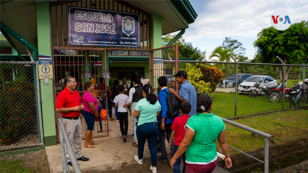 Nicaraguan children cross daily to Costa Rica to attend school