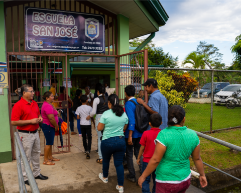 Nicaraguan children cross daily to Costa Rica to attend school