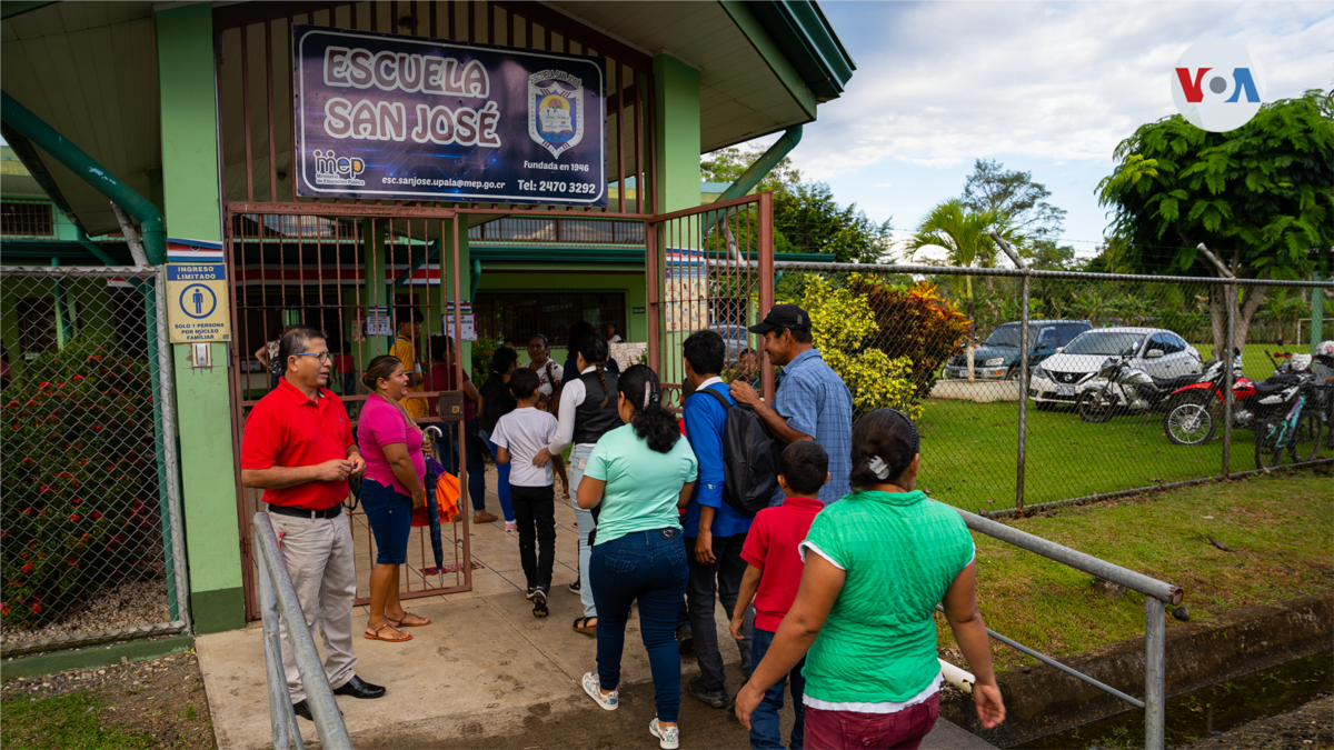 Nicaraguan children cross daily to Costa Rica to attend school