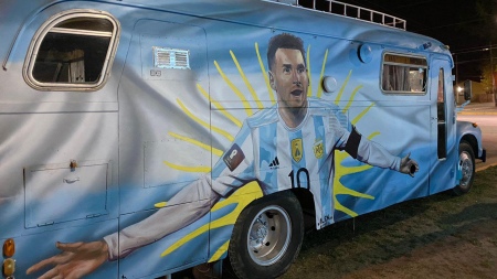 Old vehicles intervened in homage to the Argentine soccer team