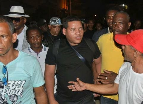 Opinions for and against the arrest of Mantequilla