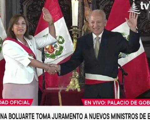 Óscar Manuel Becerra was sworn in as the new Minister of Education, replacing Patricia Correa