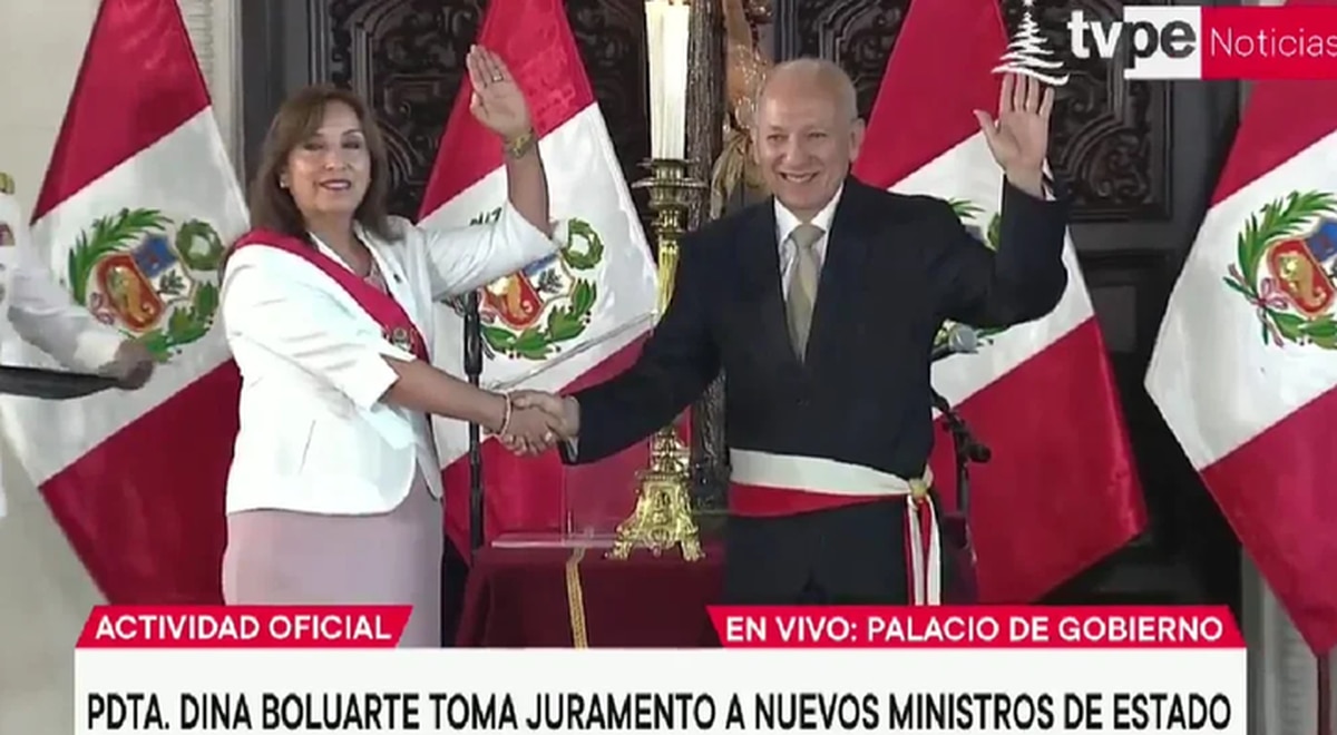 Óscar Manuel Becerra was sworn in as the new Minister of Education, replacing Patricia Correa