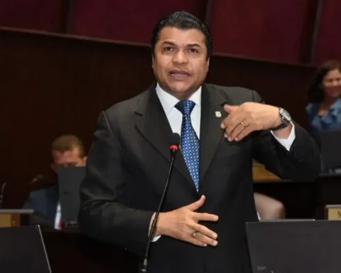 Pacheco y Tobías Crespo se tiran «las cajas y los cajones» en plena sesión 